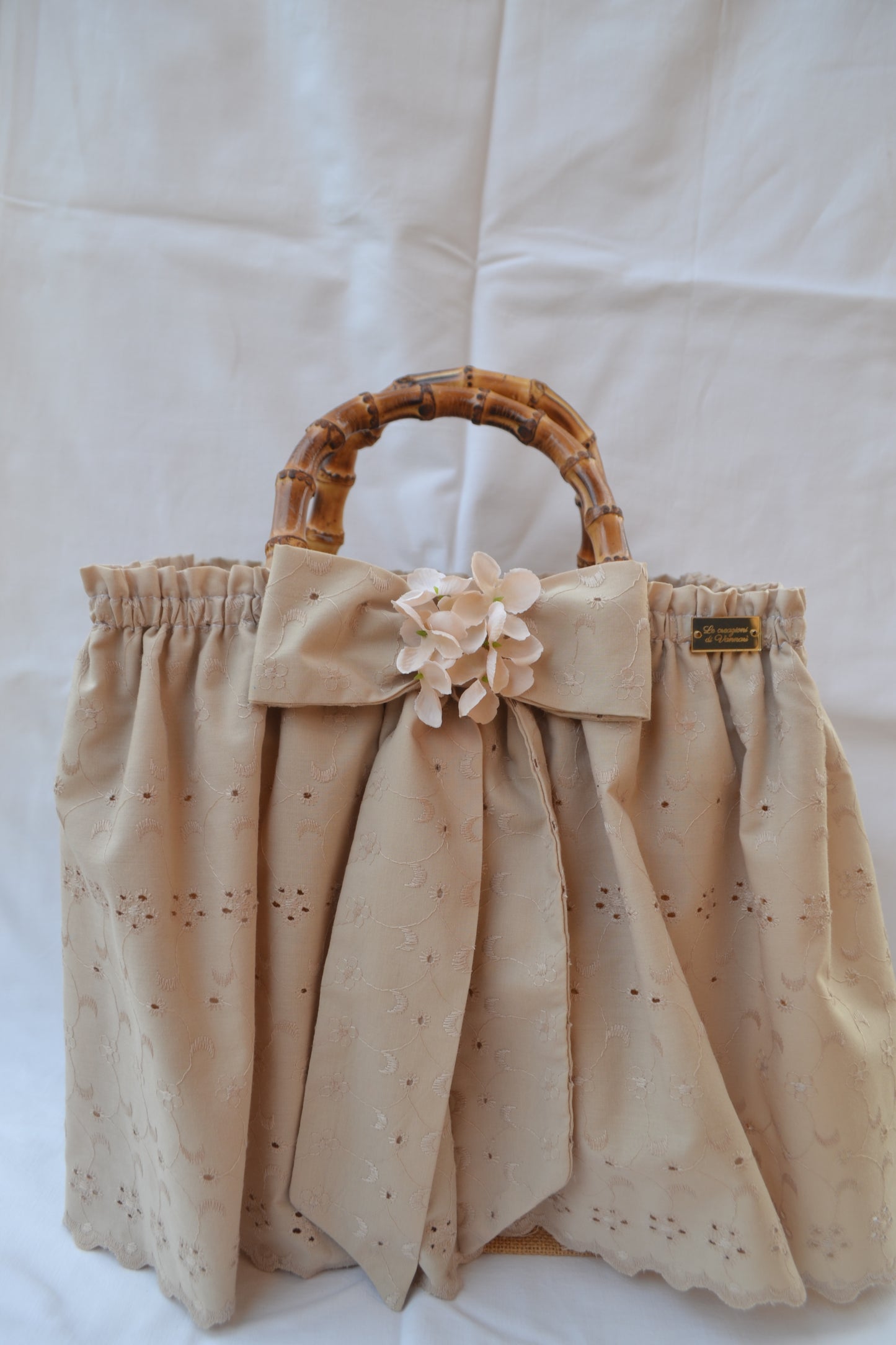 Eleganza Naturale: Borsa in Tessuto Floreale con Manico in Bambù