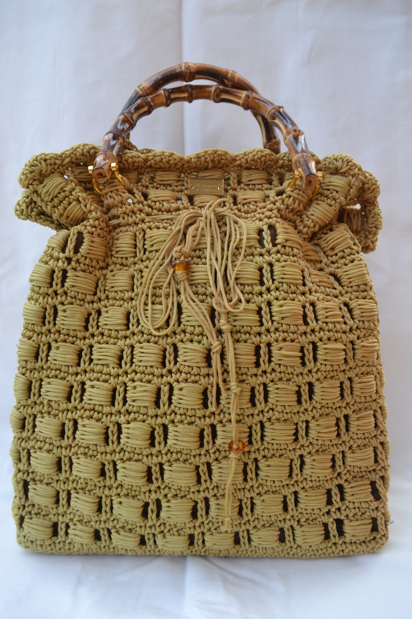 Eleganza Naturale: Borsa in Corda Intrecciata con Dettagli in Bambù