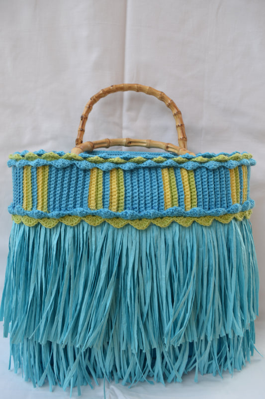 Borsa con Frange Azzurre e Dettagli Naturali