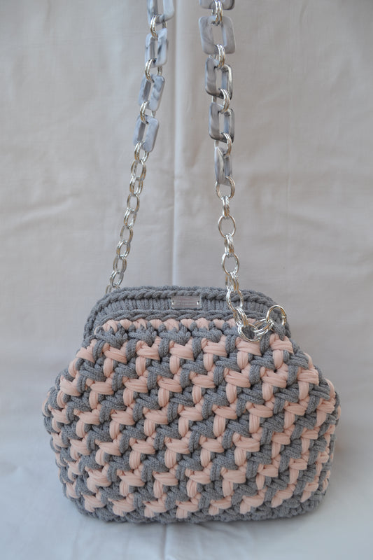 Borsa in Maglia Grigio e Rosa con Tracolla Moderna